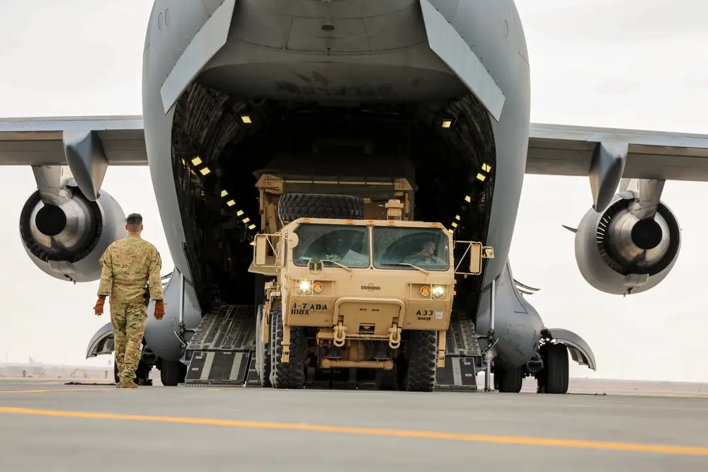 US Army soldiers load Patriot air defense equipment onto C-17 amid $2.68B Ukraine sale